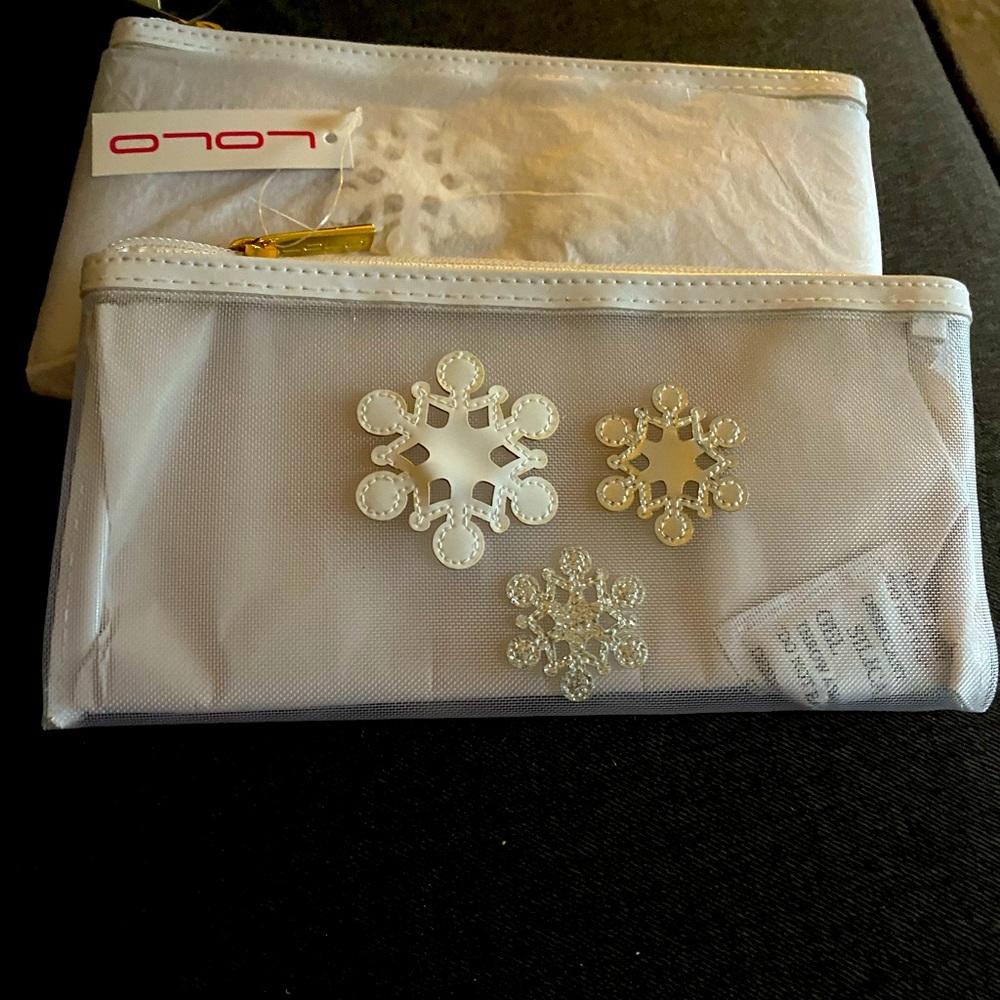 White Mesh Moya Case 
with Snowflake Trio